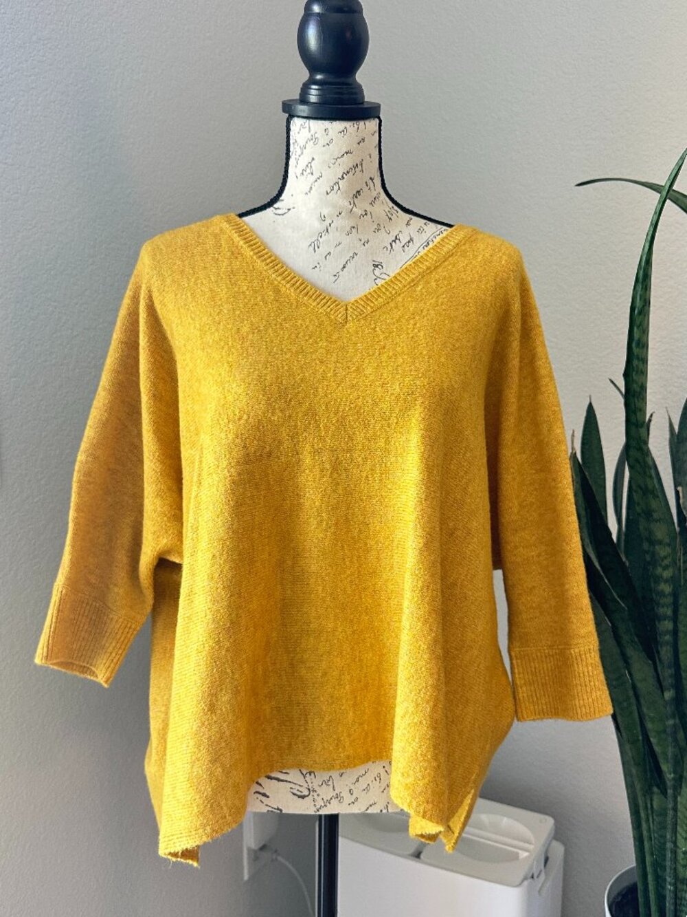 NWOT Vince Camuto Mustard V-Neck Dolman 3/4 Sleeve Sweater M